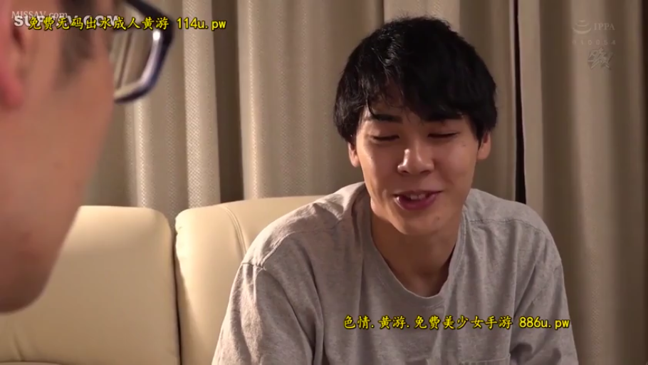 座り姿勢 · ソファ · 微笑 · 谈话 · 灰色T恤 · 室内リビング · 日本AV · 男优面部特写