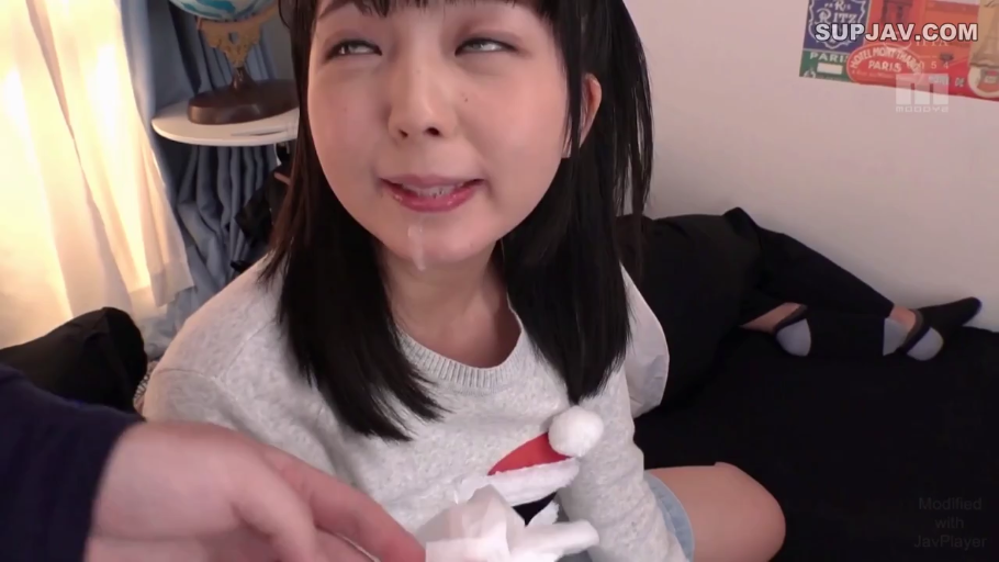 室内 · 坐姿 · 脸部特写 · 灰色毛衣