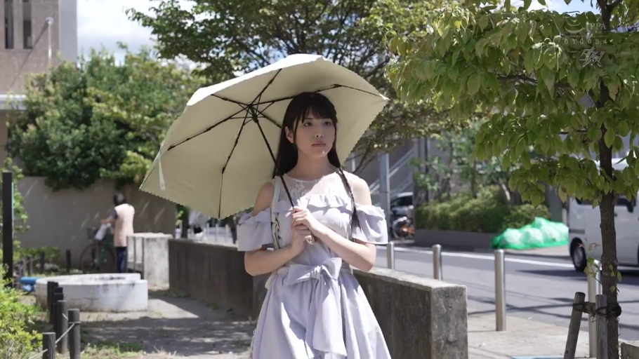 中景 · 平静 · 户外街道 · 漫步 · 遮阳伞 · 清纯写真 · 露肩连衣裙 · 站立撑伞