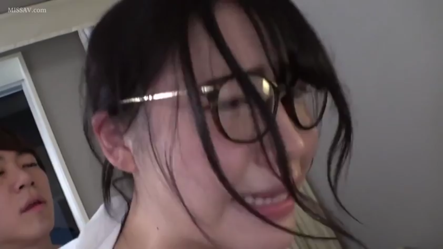 室内 · 眼镜 · 脸部特写 · 迷离 · 白衬衫 · 性爱 · 后入位 · 凌乱发型