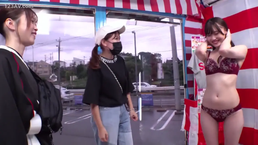 站立 · 展示 · 中景 · 微笑 · 多人 · 内衣 · 户外 · 红白条纹幕布