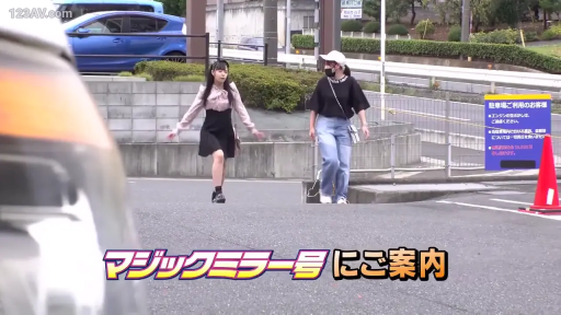 單人 · 臉部特寫 · 站立 · 笑容 · 公园 · 碎花衫 · 打伞 · 透明伞