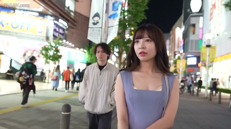 中景 · 无神 · 注视 · 散步 · 街头 · 无袖背心 · 肩带 · 夜市街