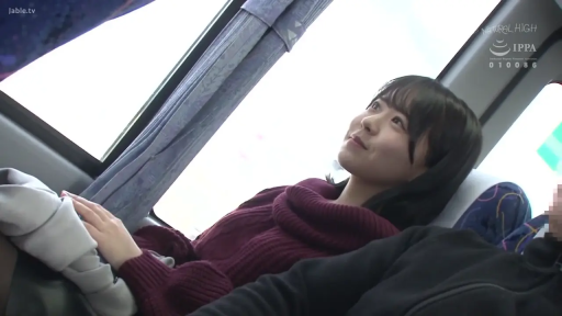 坐姿 · 微笑 · 半身 · 剧情 · 针织衫 · 乘车 · 窗帘 · 巴士车内