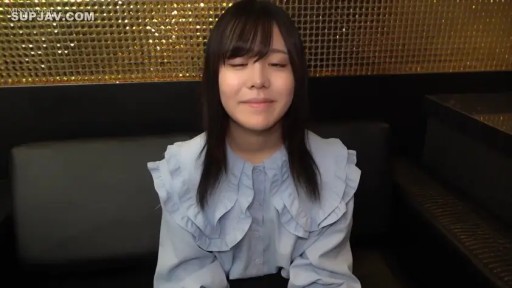 Indoor · Sitting Posture · Smile · Eye contact · 上半身 · 长发 · 蓝色荷叶边衬衫