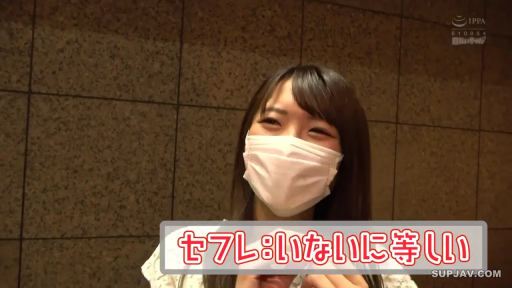 面部特写 · Accepting an interview · 室内走廊 · Stand facing front · Japanese subtitles · White mask · 白色碎花上衣 · 开心的笑
