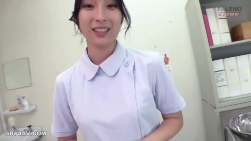 面部 · 护士服 · 站立 · 微笑 · 对视 · アジア人女性 · 医務室 · 資料架