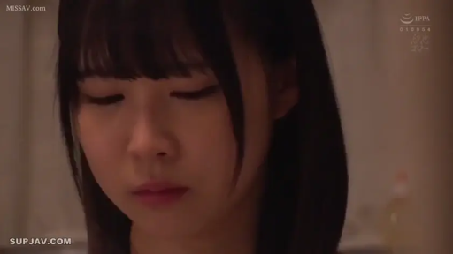 室内 · 沉思 · 忧郁 · 低头 · 面部特写 · 日常服 · 齐刘海