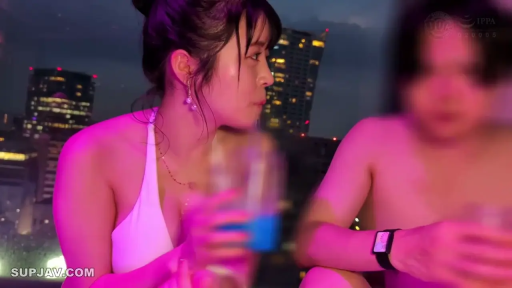 坐姿 · 自然 · 酒杯 · 饮酒 · 侧脸特写 · 都市夜景 · 天台 · 白色挂脖泳衣