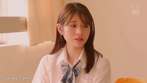 坐姿 · 教室 · 中景 · 学生制服 · 课桌 · 清纯 · 平淡 · 静止