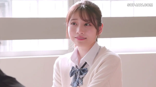 坐姿 · 格子领结 · 教室 · 甜美 · 注视前方 · 特写 · 清纯系 · 窗户