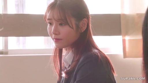 坐姿 · 校服 · 教室 · 平静 · 面部特写 · 课桌 · 注视 · 清纯