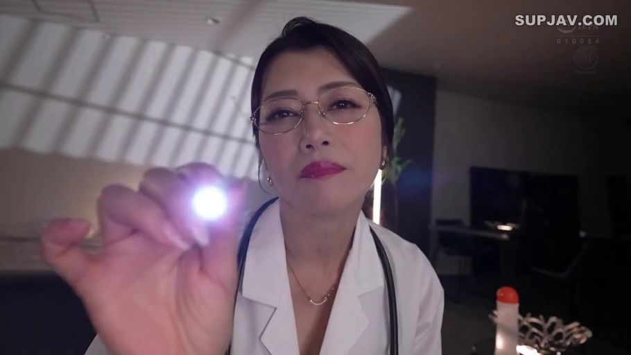严肃 · 白大褂 · 面部特写 · 熟女 · 正面 · 诊室 · 检查 · 手电筒