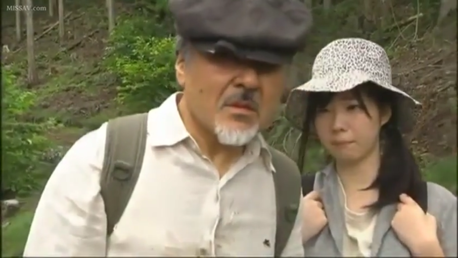 局促 · 站立 · 中景 · 老少配 · 遮阳帽 · 森林 · 背包 · 看向镜头