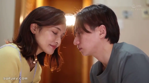 室内 · 脸部特写 · 对视 · 深情 · 逆光效果 · 黄色针织衫与灰色T恤 · 面对面近距离