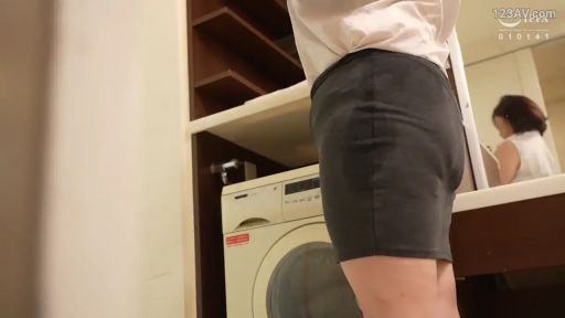 站立 · 湿身 · 臀部特写 · 职业装 · 洗手间 · 洗衣机 · 失禁