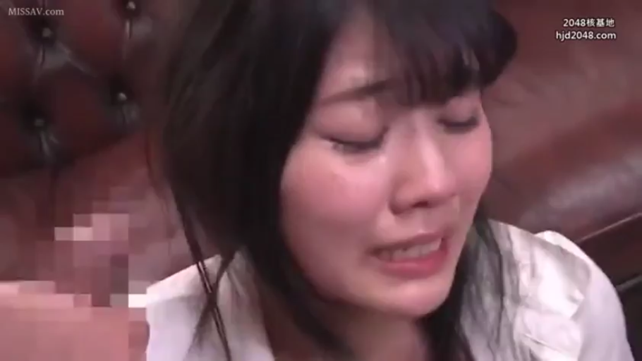 室內 · 臉部特寫 · 口交 · 白襯衫 · 跪姿 · 哭泣 · 日本AV