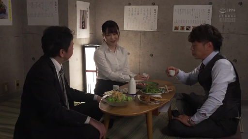 坐姿 · 交谈 · 微笑 · 职业装 · 居酒屋 · 酒具 · 三人