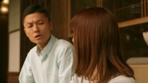 室内 · 交谈 · 严肃 · 中景 · 剧情 · 衬衫 · 对坐