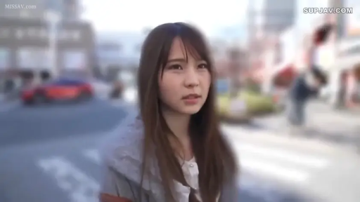 站立 · 中景 · 街道 · 灰色外套