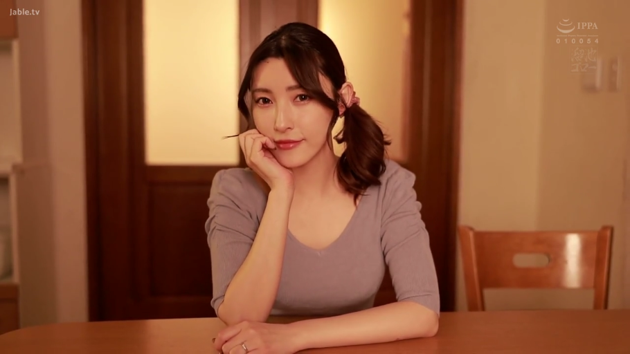 室内 · 上半身特写 · 注视镜头 · 温柔微笑 · 頬杖ついた座り · 木质桌椅 · 侧马尾 · 浅紫色V领紧身上衣