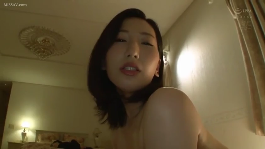 Sitting Posture · Close-up of the face · Bedroom · bed · Nude · Dim lights · Seduction · 注视镜头
