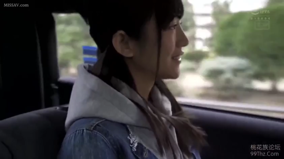 室内 · 露乳 · 胸部特写 · 站立 · 盆栽 · 微笑 · 绿色比基尼