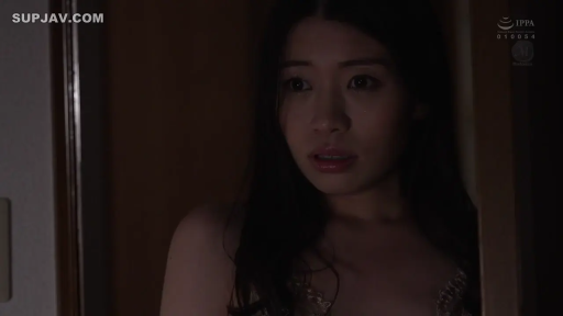 脸部特写 · 蕾丝内衣 · 站姿 · 惊讶 · 窥视 · 房间门口 · 昏暗背景