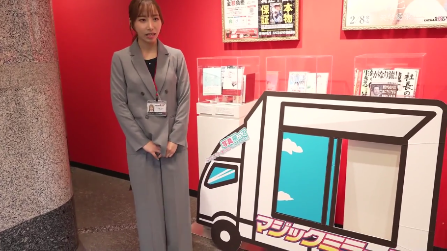 站立 · 平静 · 侧脸 · 俯视 · 灰色西装 · 室内红墙 · 白色发圈 · OL装束