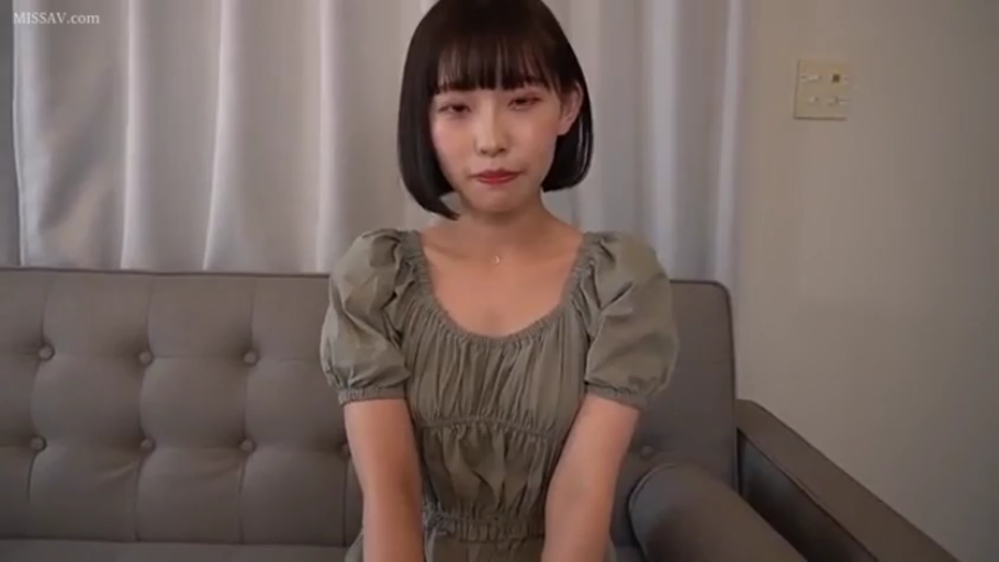 室内 · 坐姿 · 羞涩 · 中景 · 沙发 · 面对镜头 · 连衣裙 · 短发