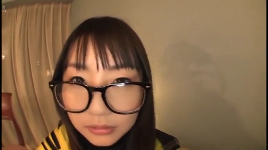 室内 · 脸部特写 · 平静 · 俯身前倾 · 注视镜头 · 黄黑条纹上衣