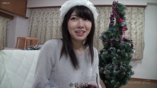 Indoor · Sitting Posture · Close-up of the face · Smile · Gray sweater · 持杯 · 圣诞树 · 圣诞节