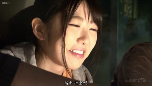 室内 · 座り姿勢 · 会話 · 顔 · 字幕 · 微笑 · 卫衣