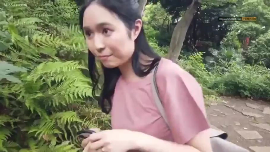 站立 · 自然 · 半身 · 粉色T恤 · 公园 · 散步 · 日常 · 包