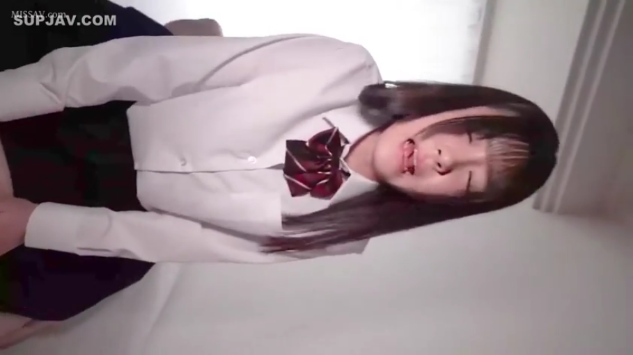 室内 · 面部 · 俯身 · 校服