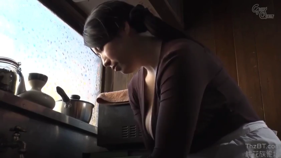 俯身 · 专注 · 半身 · 厨房 · 紧身衣 · 做家务 · 厨具 · 人妻