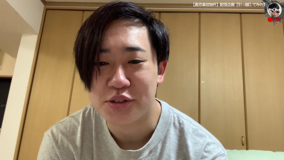 室内 · 自然 · 正坐 · 注视镜头 · 灰色T恤 · 头部特写 · 男性