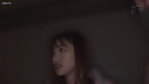 室内 · 面部特写 · 观察 · 昏暗 · 休闲服 · 惊讶 · 侧头