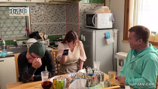 Sitting Posture · 全景 · 自然 · Beverage can · 黑色长袖 · 餐厅 · 喝酒 · SUPJAV