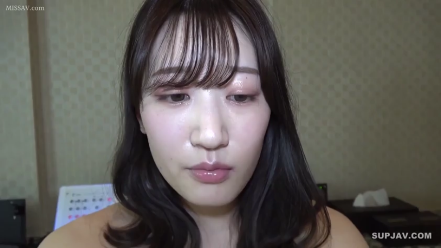 室内 · 面部 · 裸体 · 呆滞 · 注视 · 长发 · 正面