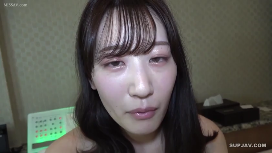 室内 · 坐姿 · 脸部特写 · 迷离 · 裸体 · 凝视 · 长发 · 控制面板