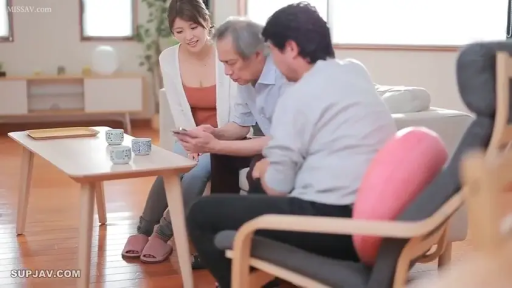 Sitting Posture · Whole body · Smile · Living room · coffee table · Plot · Looking at phone · Everyday Clothing