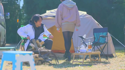 白色运动夹克 · 全景 · 自然 · 提灯 · 户外露营地 · 目光交流 · 一坐一立 · 户外主题