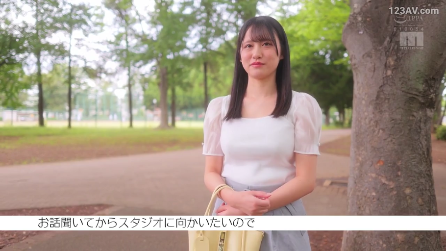 中景 · 站姿 · 面对镜头 · 自然 · 黄色手提包 · 公园 · 街头采访 · 白色泡泡袖上衣