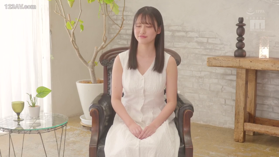 室内 · 座り姿勢 · 半身 · 白色无袖连衣裙