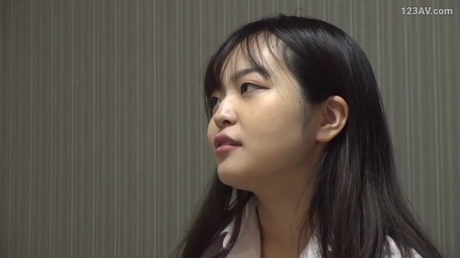 室内 · 严肃 · 单人 · 脸部 · 衬衫 · 谈话 · 侧姿