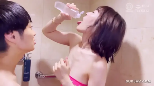 浴室 · 站立 · 湿身 · 诱惑 · 侧脸 · 粉色泳衣 · 水瓶 · 仰头喝水