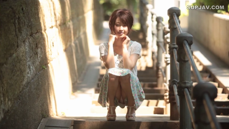 蹲姿 · 微笑 · 碎花短裙 · 户外阶梯 · 走光 · 露底特写 · 故意露出