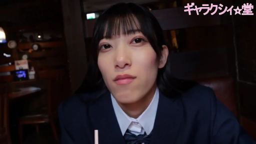 座り姿勢 · 顔部のクローズアップ · 平静 · 注視 · 餐厅 · 长发 · 学生装 · 吸管