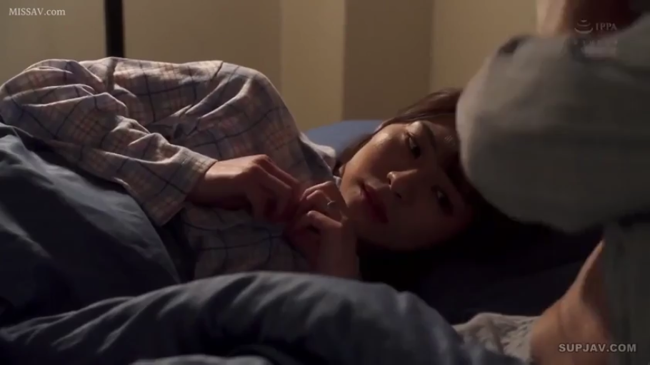 脸部 · 卧室 · 凝视 · 侧卧 · 睡衣 · 忧伤 · 被子